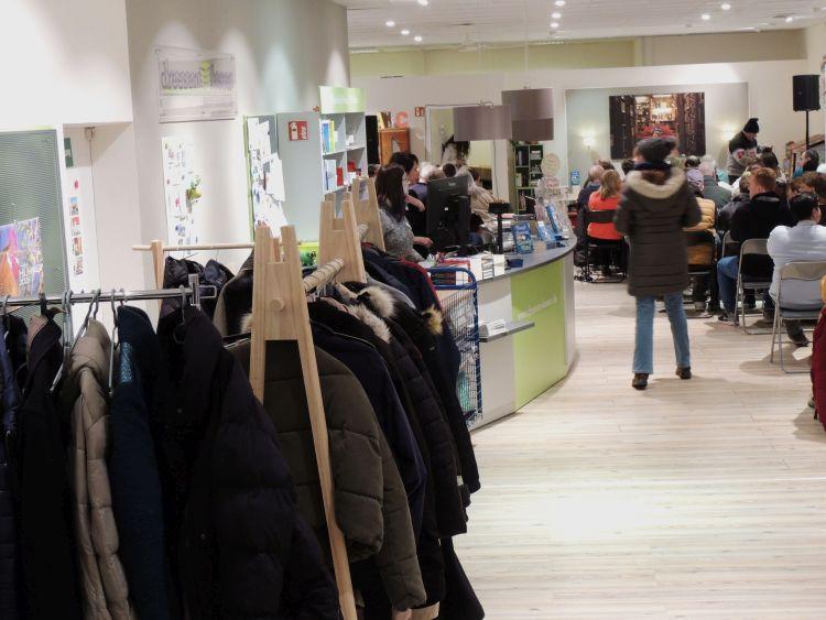 Die Garderobe brechend voll