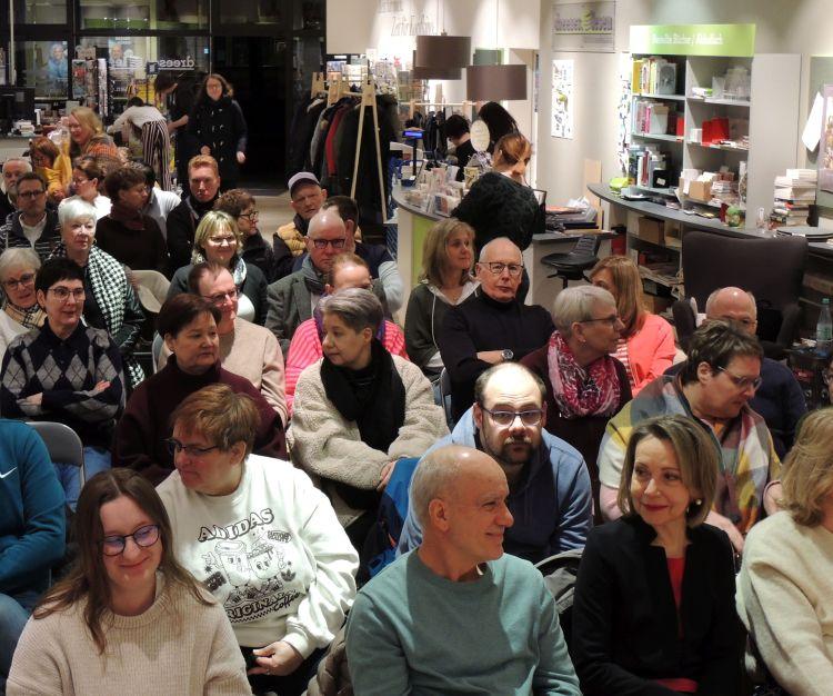 Die Buchhandlung ist gut gefüllt, gespannte Erwartung
