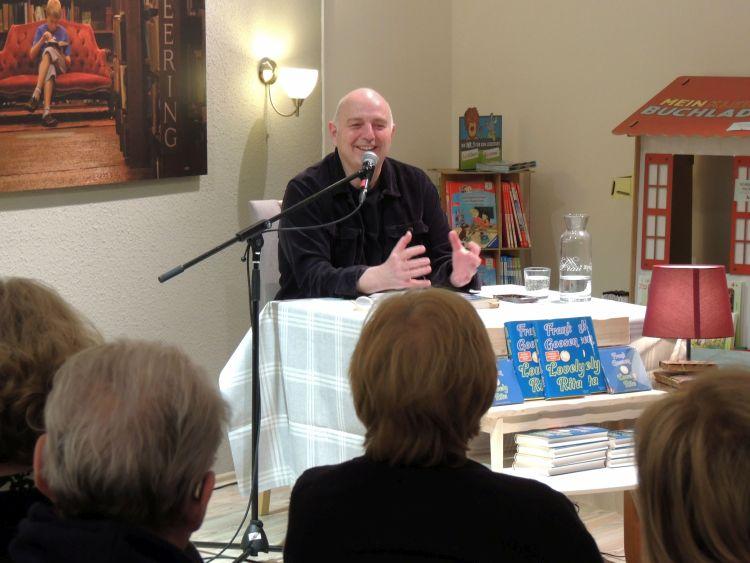 Frank Goosen erklärt lachend, wie er zum Thema des Buches kam