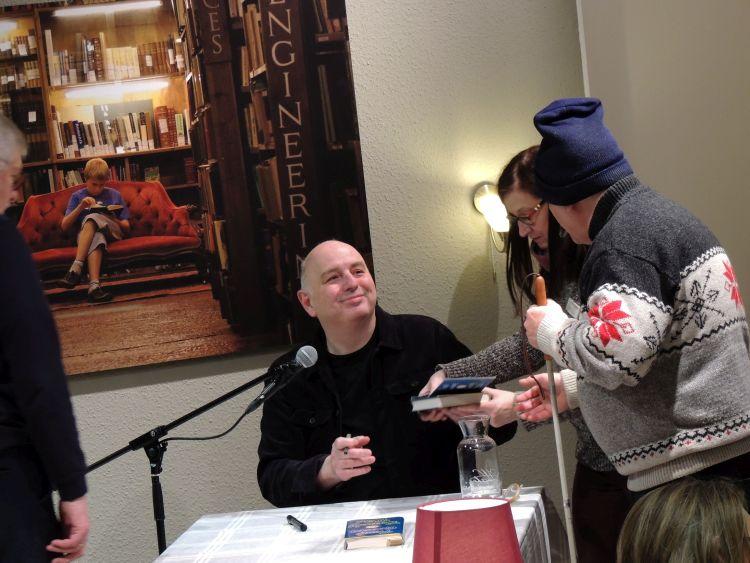 Frank Goosen hat selbst beim Signieren Spaß