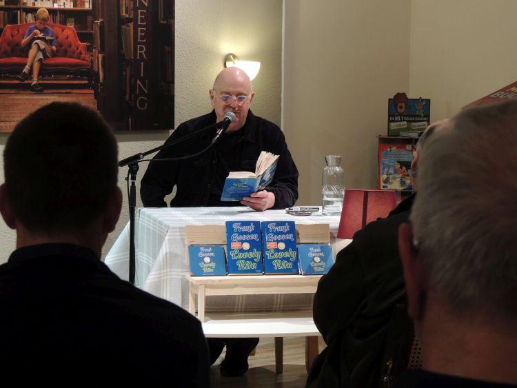 Frank Goosen mit seinem Buch in der Hand vorlesend
