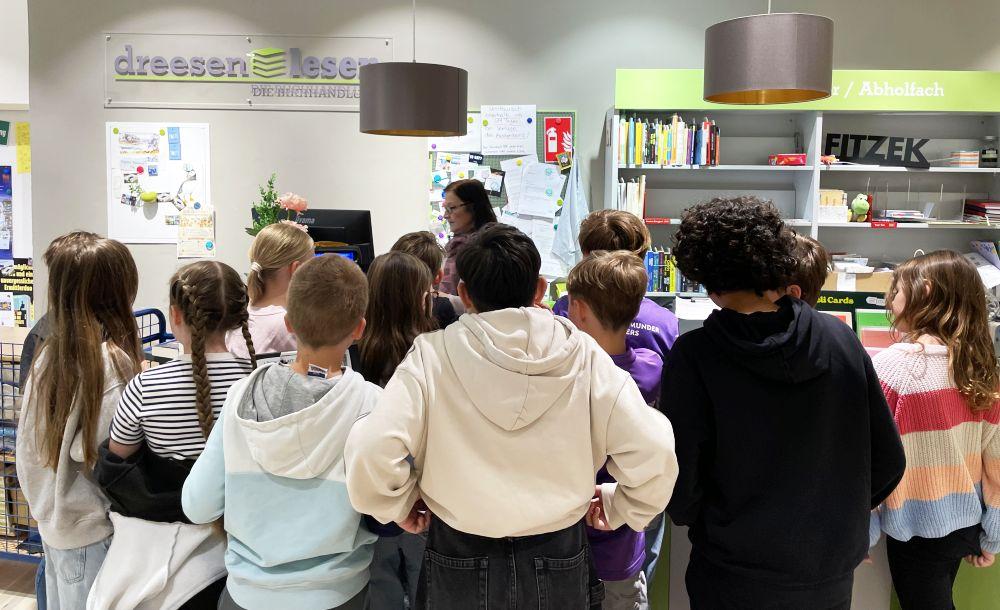 Welttag des Buches - Besuch einer fünften Klasse in der Buchhandlung