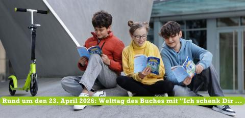 3 Kinder mit Scooter lesend im Comicroman zum Welttag des Buches 2026