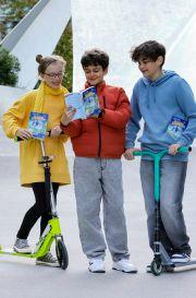 3 Kinder mit aktuellem Buch zum Welttag des Buches 2026
