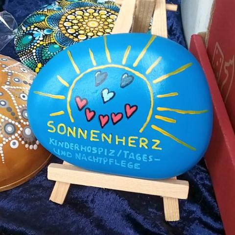 Bemalter Stein Logo Kinderhospiz Sonnenherz Dortmund