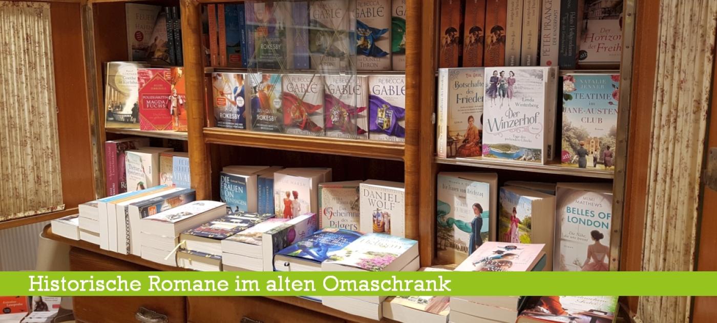 Alter Küchenschrank voller Bücher