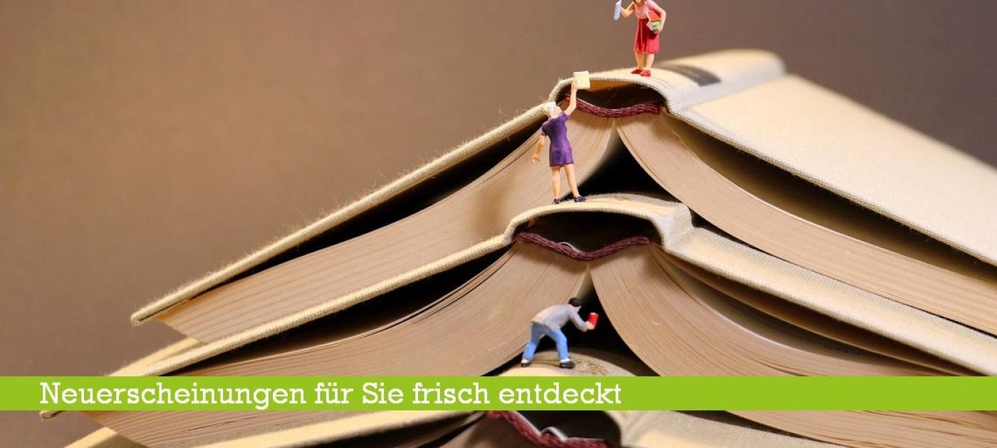 Aufgeschlagene Bücher im Stapel mit Miniaturfiguren auf Entdeckungsreise